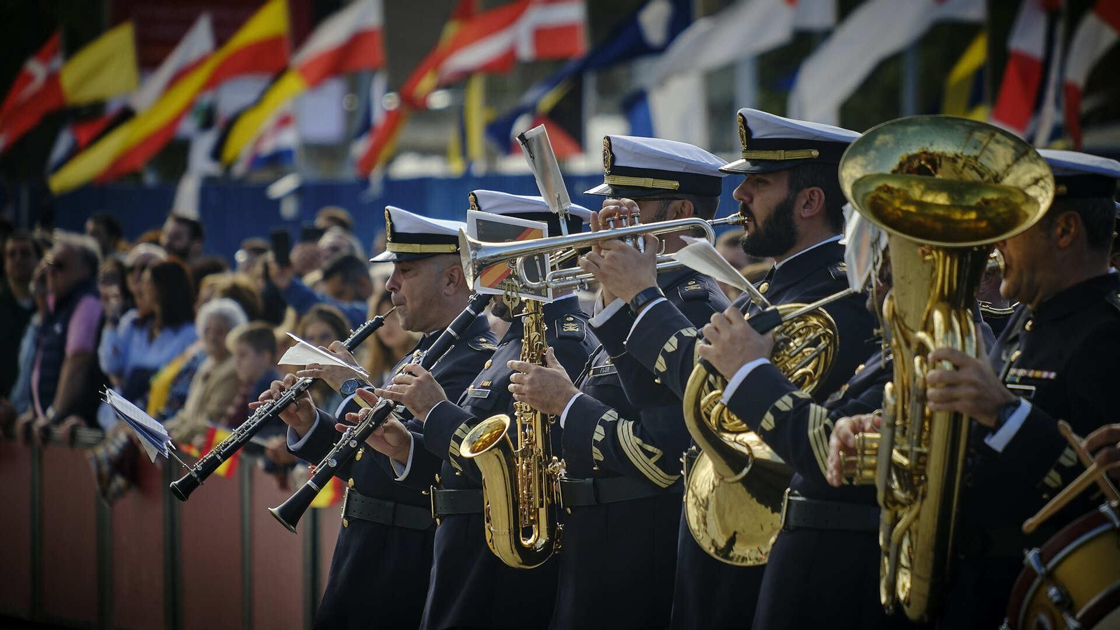 El buque escuela 'Juan Sebastián de Elcano' inicia su crucero de instrucción desde el muelle de Cádiz.