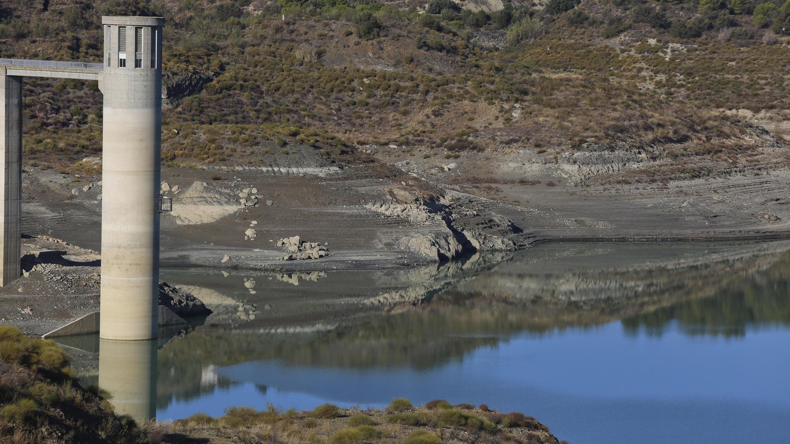 Aspecto del embalse de La Viñuela bajo mínimos.