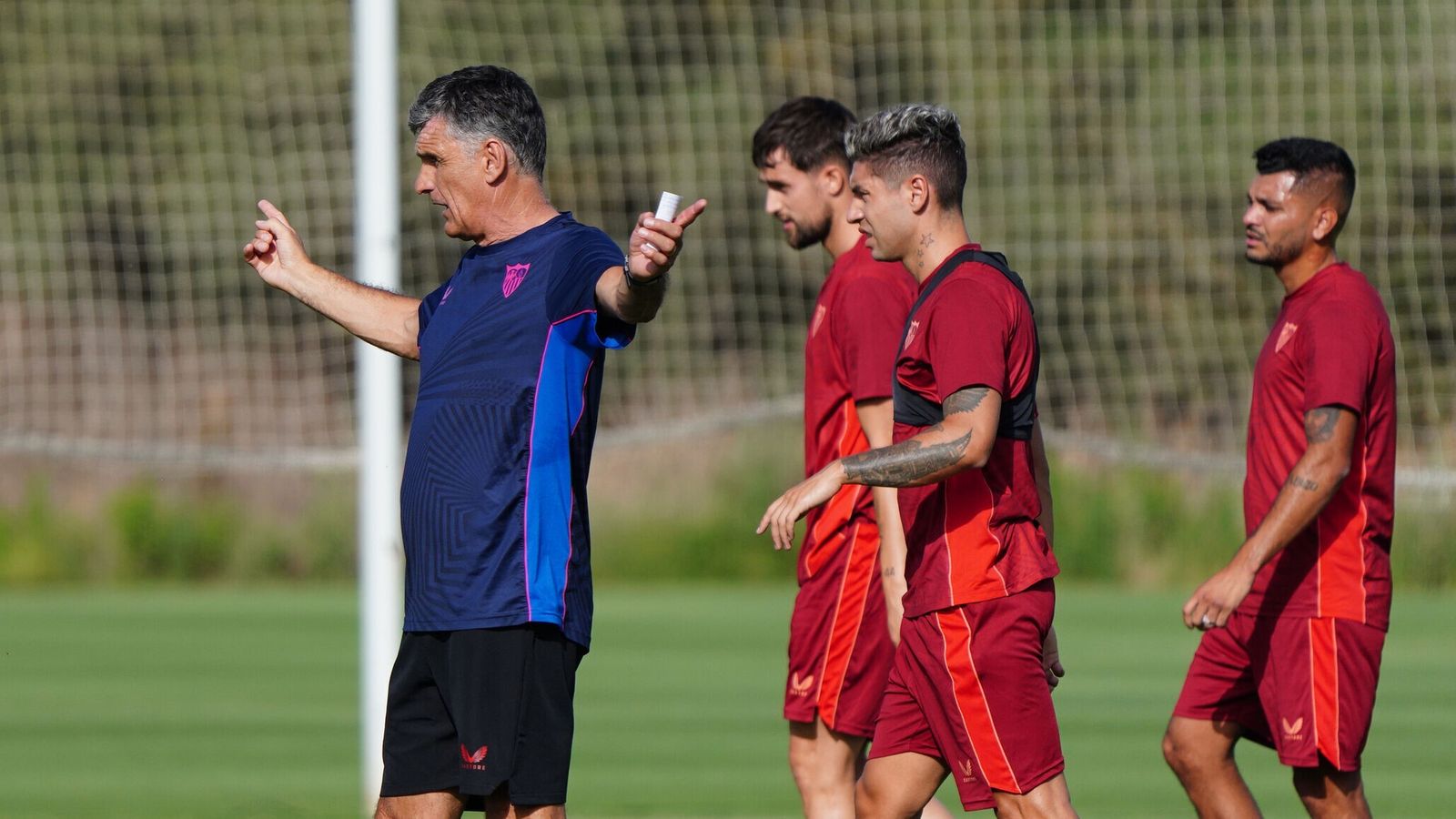 El técnico vasco explica una tarea en la primera sesión de la pretemporada.