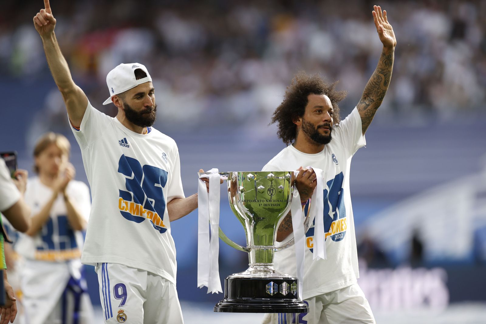 Benzema y Marcelo, los dos capitanes, celebran el título de Liga del Real Madrid.