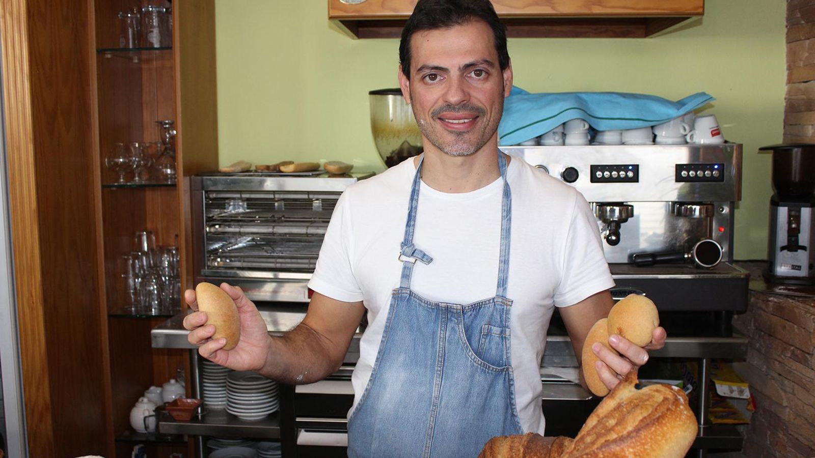 Gimeno con unos molletes de Vera en las manos.