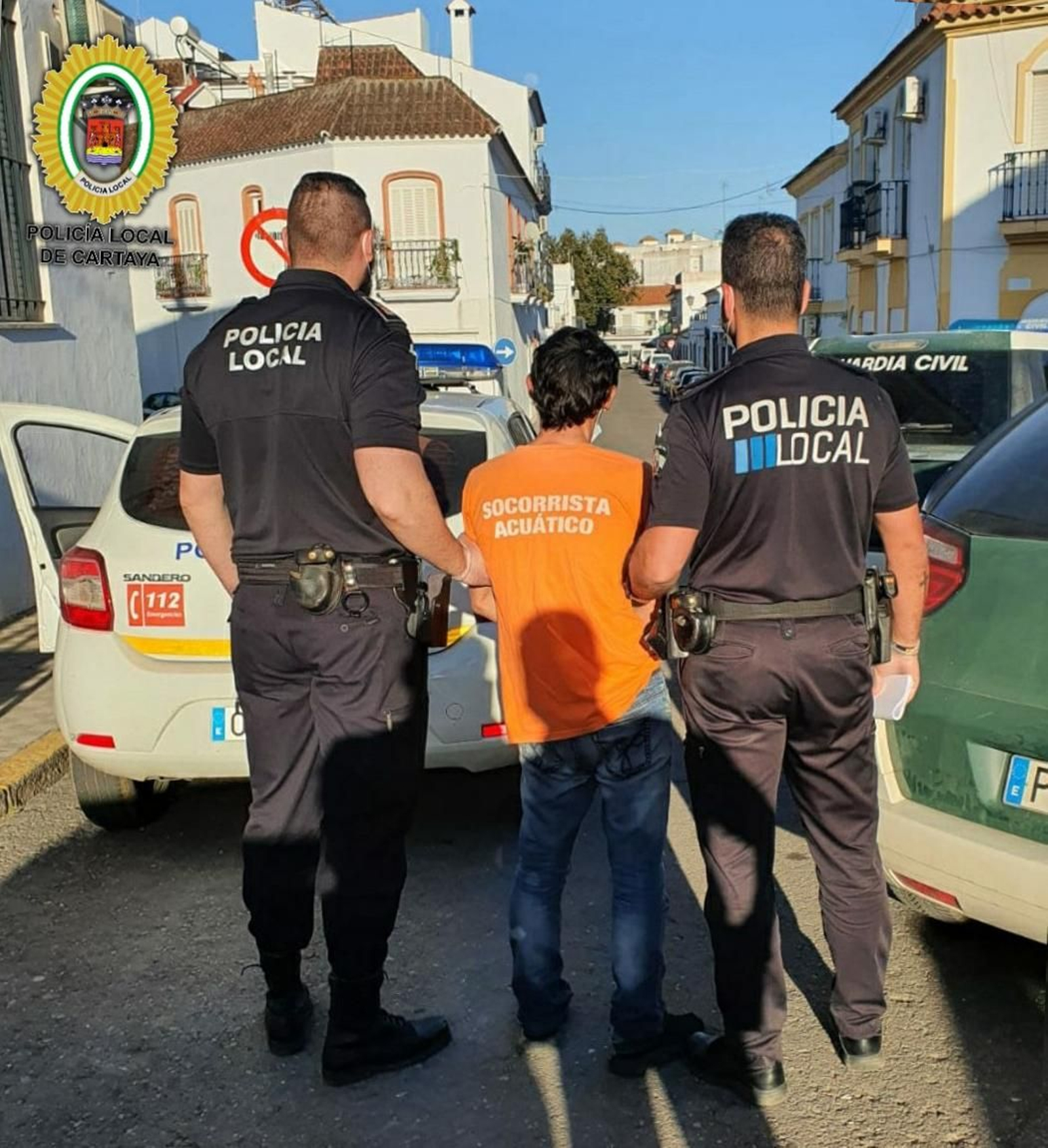 Uno de los detenidos en Cartaya por saltarse el confinamiento reiteradamente, escoltado por la Policía Local.