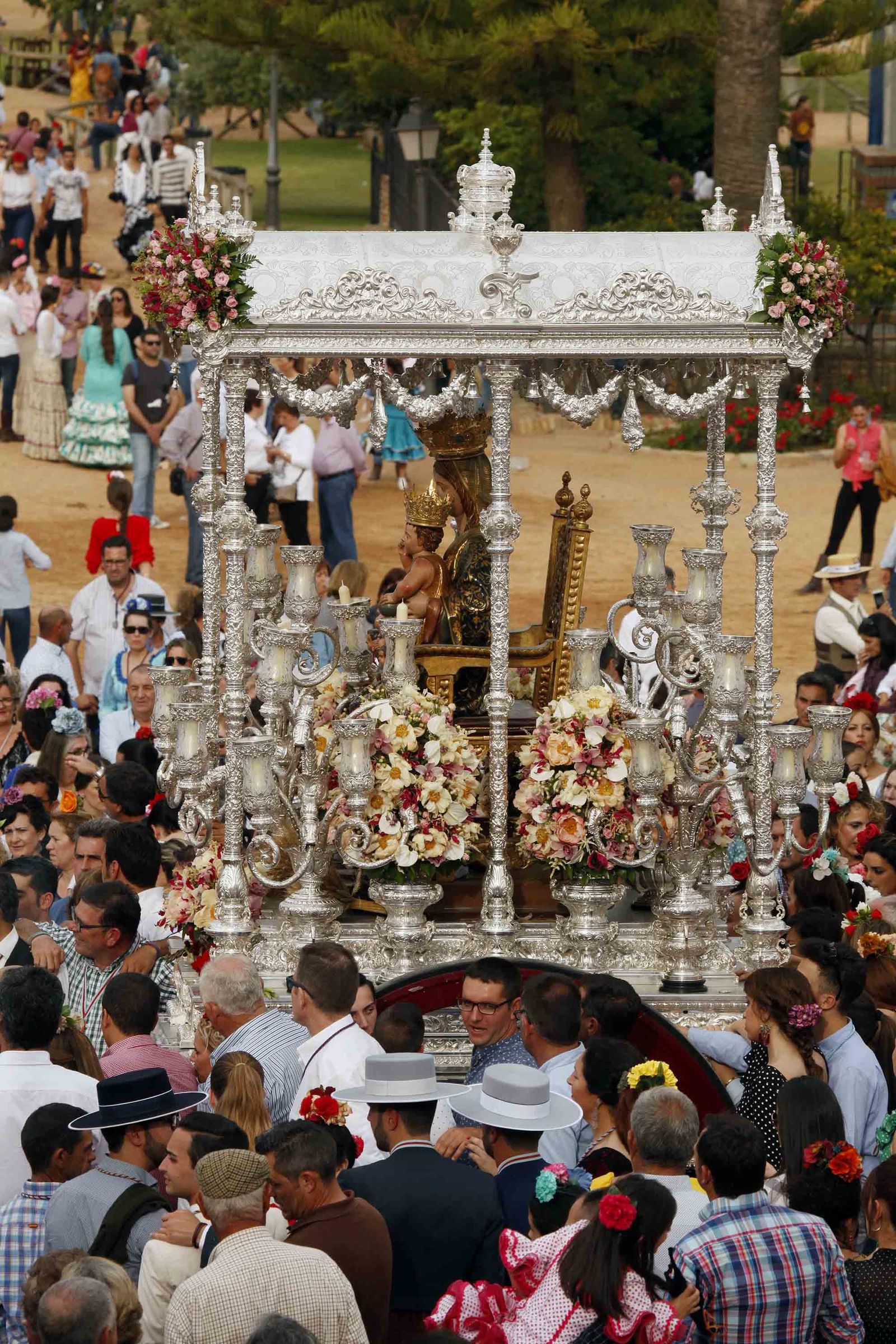 Las imágenes de la procesión de la Virgen de la Bella por el recinto romero de El Terrón