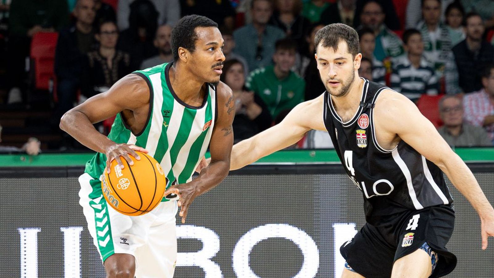 Rendroe dirige el ataque del Betis Baloncesto defendido por Gerard Blat.