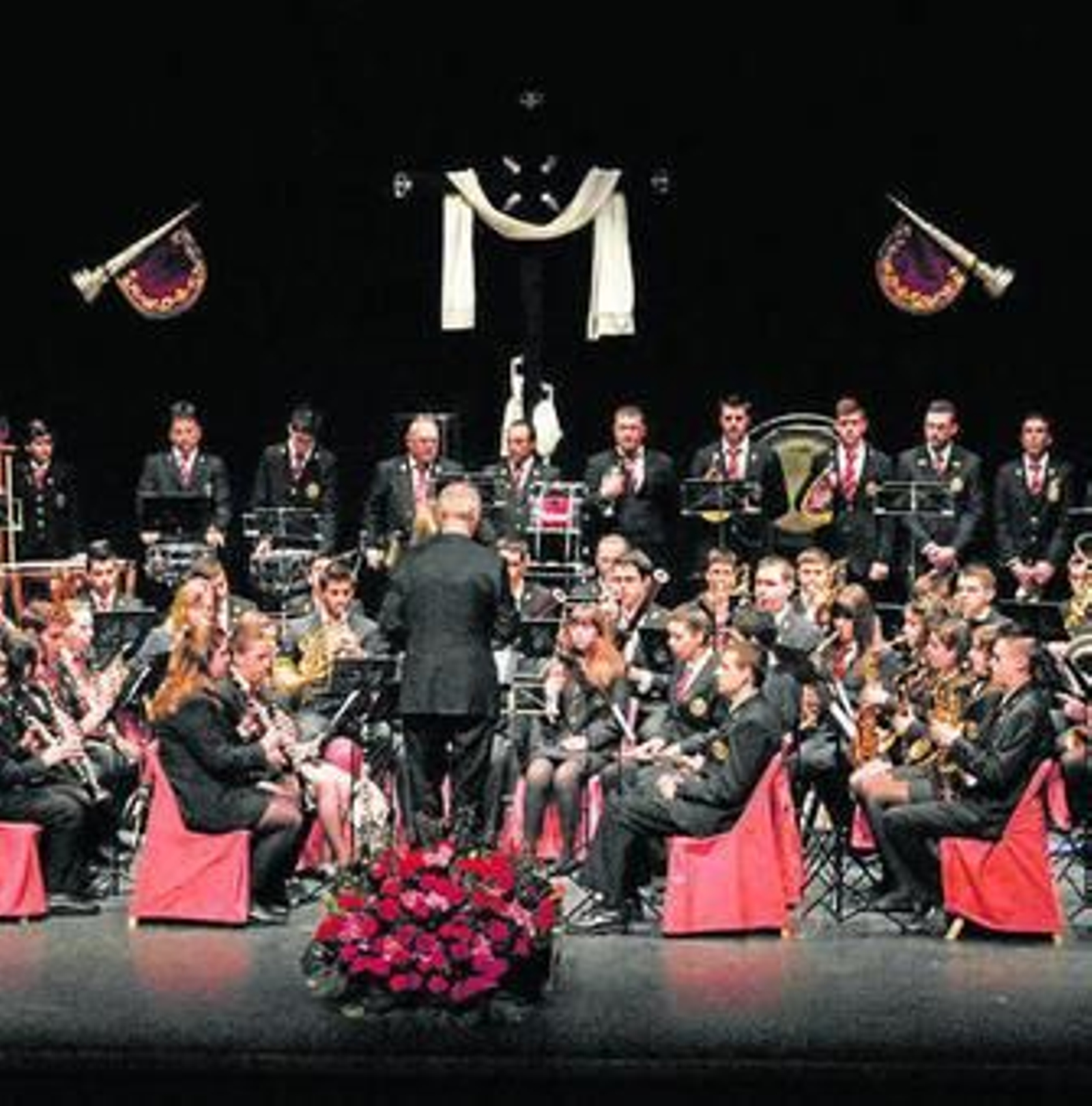 Concierto de marchas de la Banda Sinfónica Municipal, en el Teatro.