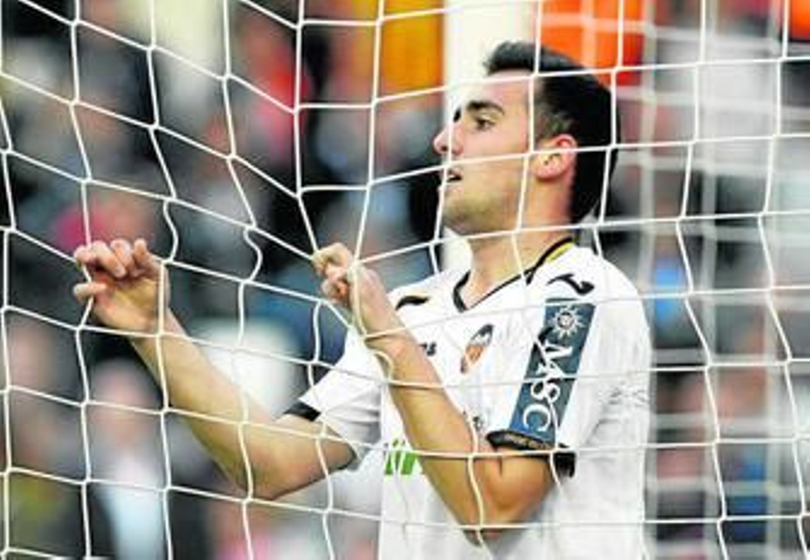 Paco Alcácer, impotente en la red de la portería defendida por Munúa en la segunda parte.