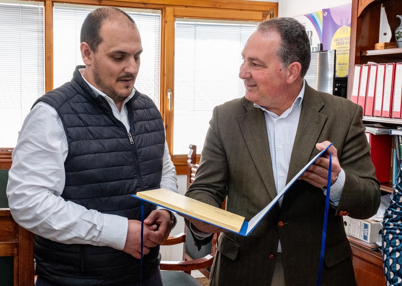 El presidente de la Diputación con el alcalde de Adamuz.