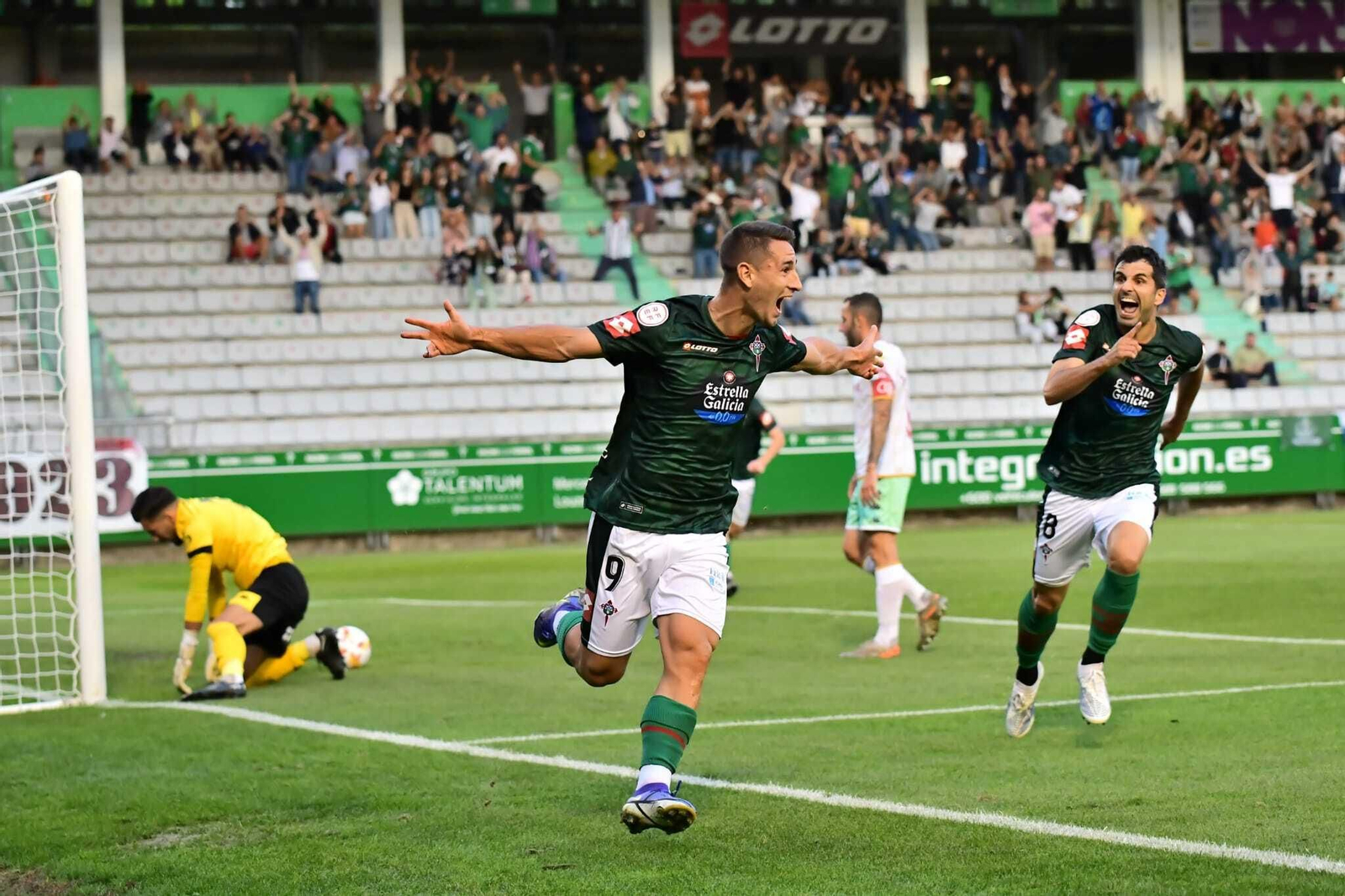 Manu Jurado celebra su primer gol con el Racing de Ferrol.