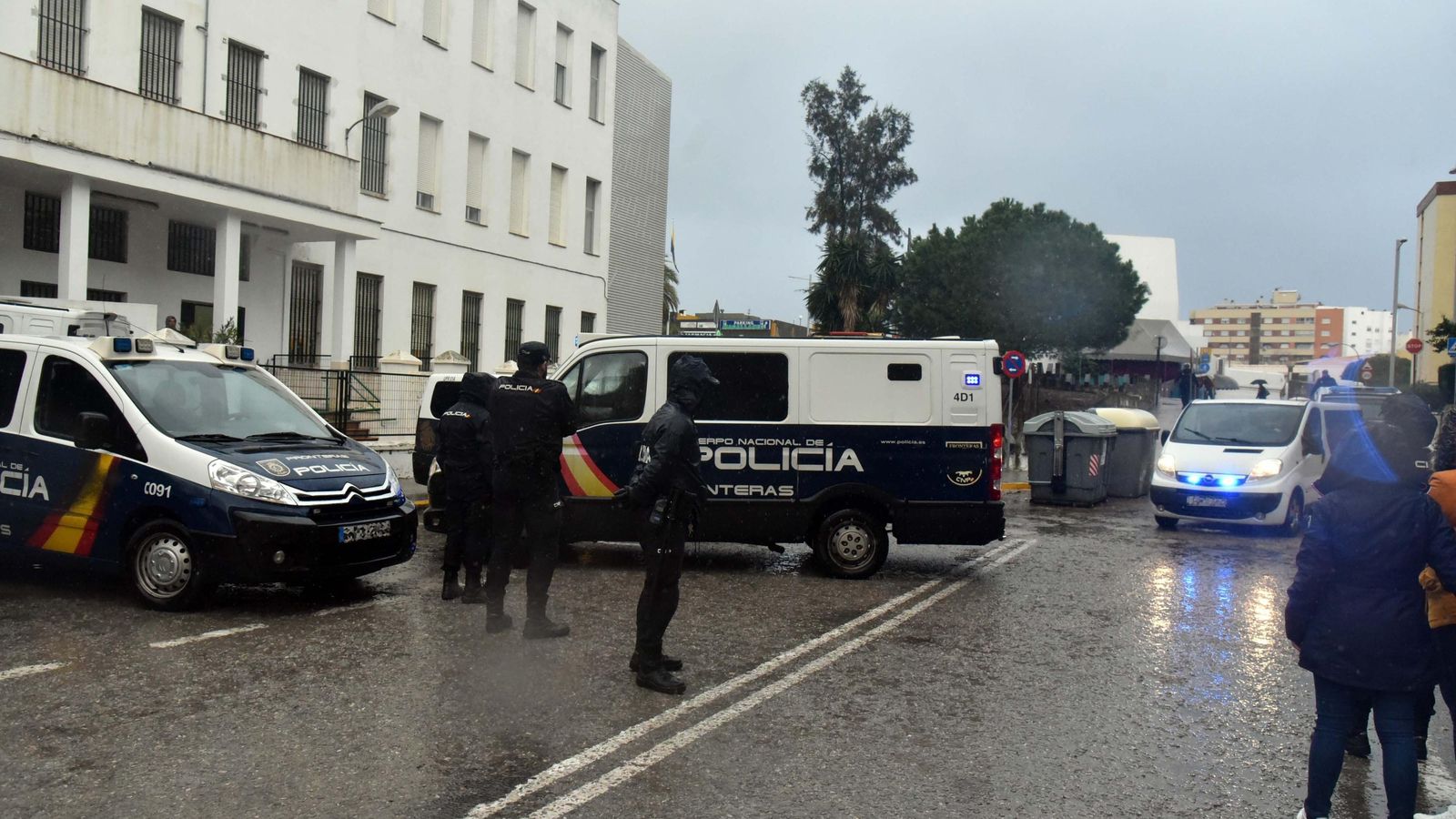 Furgones de la Policía Nacional, ante los juzgados de Algeciras con detenidos en la operación Lupita, en febrero de 2019. Furgones de la Policía Nacional, ante los juzgados de Algeciras con detenidos en la operación Lupita, en febrero de 2019.