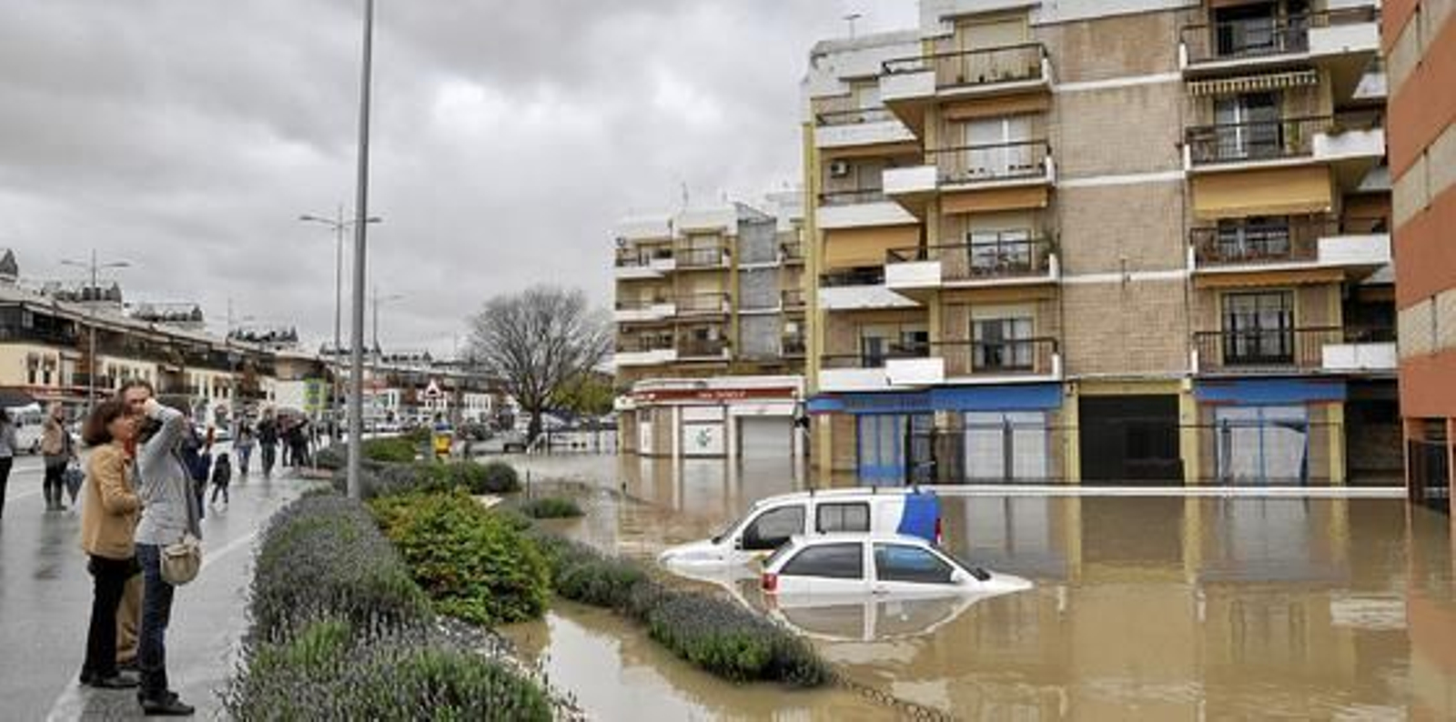 Los vecinos observan sorprendidos las consecuencias de las lluvias. 

Foto: Manuel Gómez