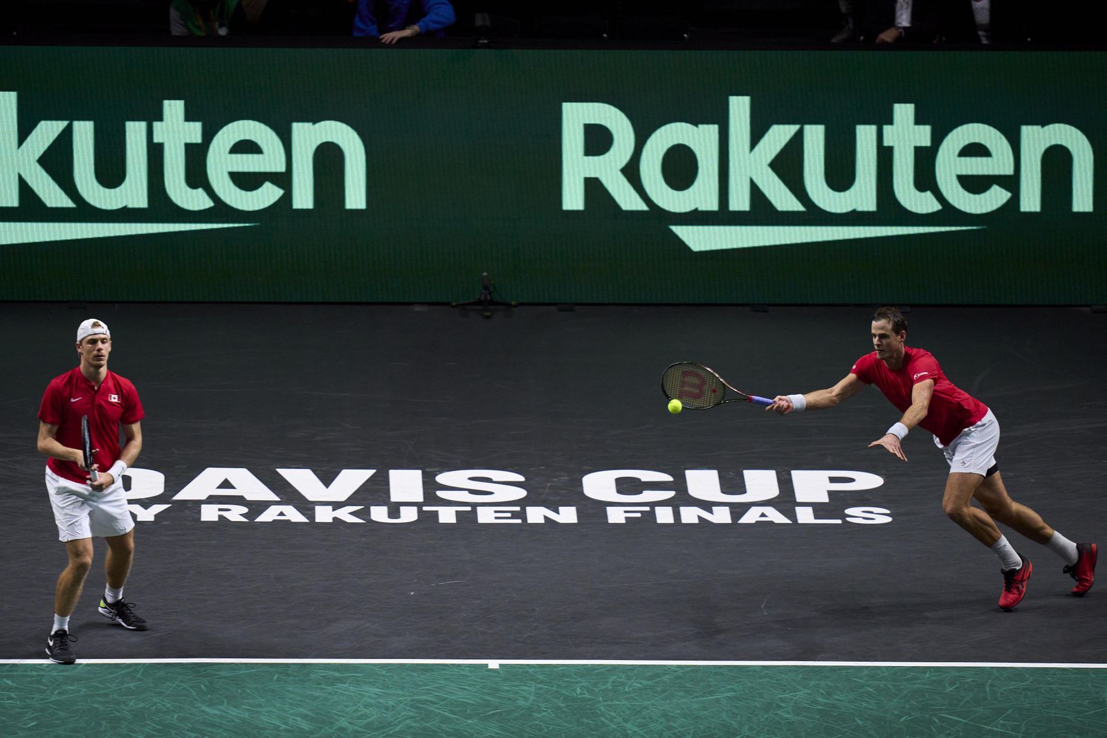 Los canadienses, en acción.