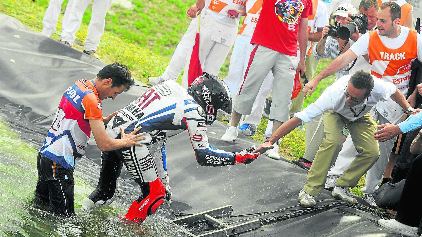 Jorge Lorenzo necesitó ayuda para salir del lago tras tirarse al agua para celebrar su primer triunfo en MotoGP en 2010. Jorge Lorenzo necesitó ayuda para salir del lago tras tirarse al agua para celebrar su primer triunfo en MotoGP en 2010.