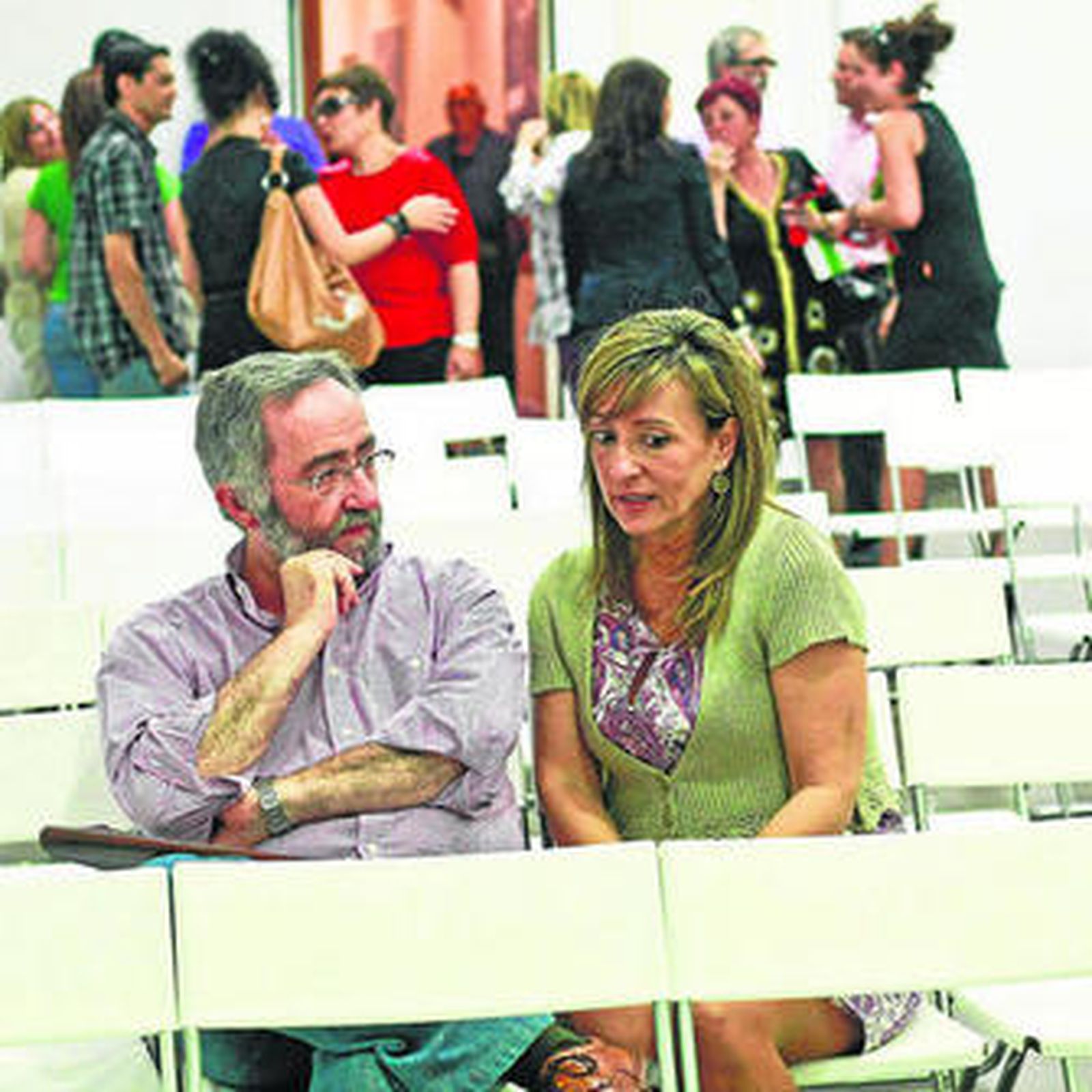 Una de las afectadas conversa con un amigo en la plaza del Banco, días atrás.