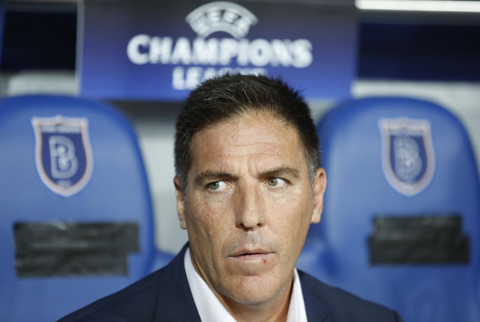 Berizzo, en el banquillo del Basaksehir antes de comenzar el partido.
