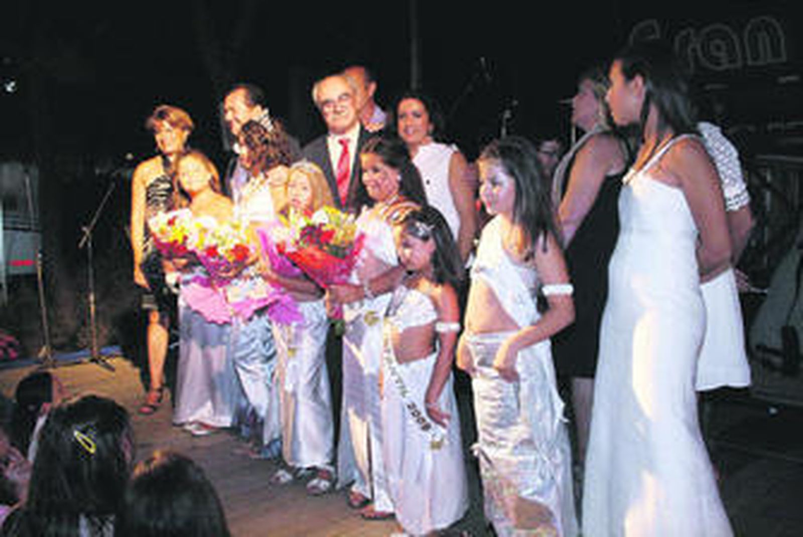 Los alcaldes y la concejal Antonia Hernández junto a las sirenas y damas de honor.