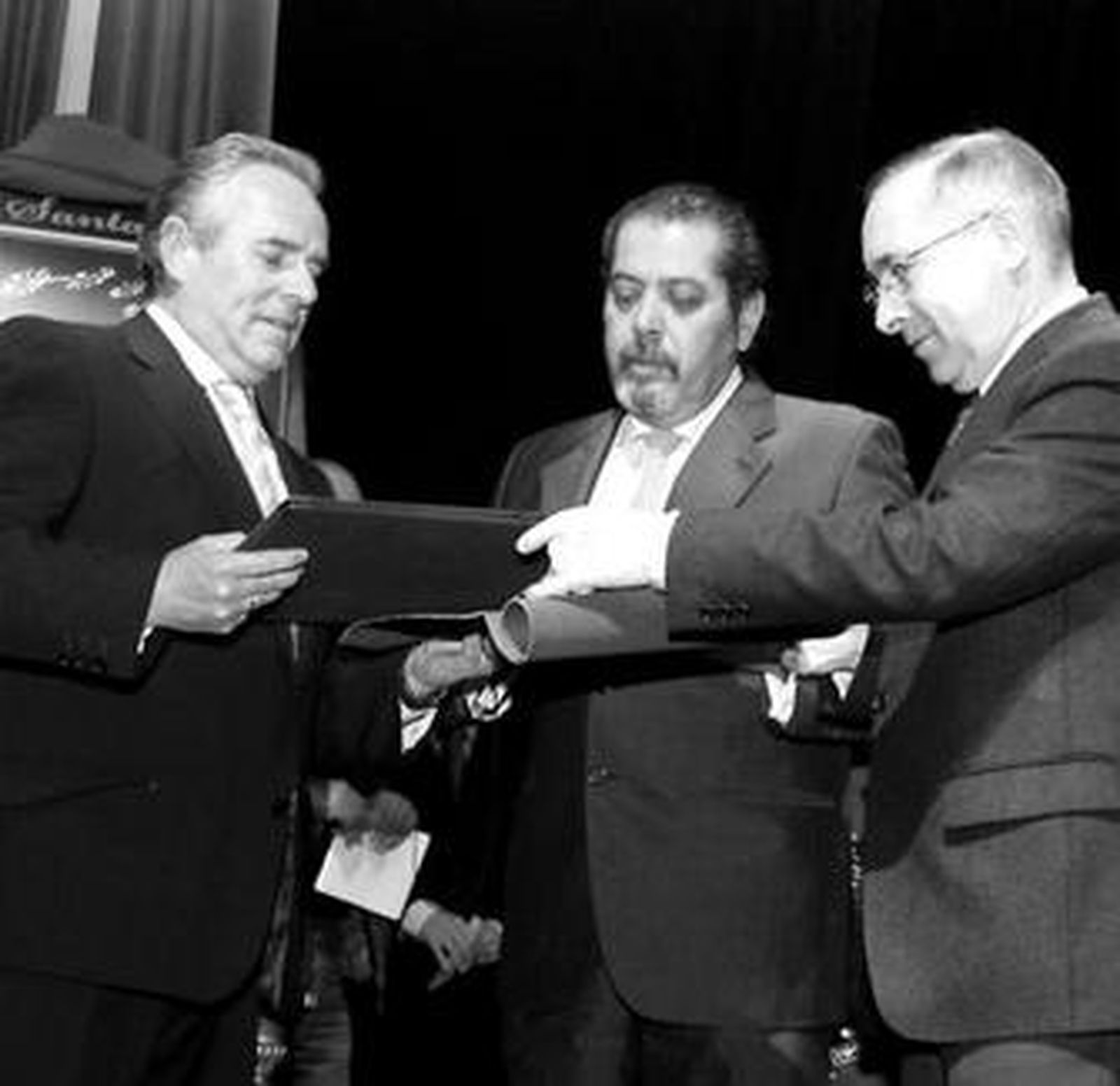 Jesús Romero Montalbán (izquierda) recibe las tapas del pregón.