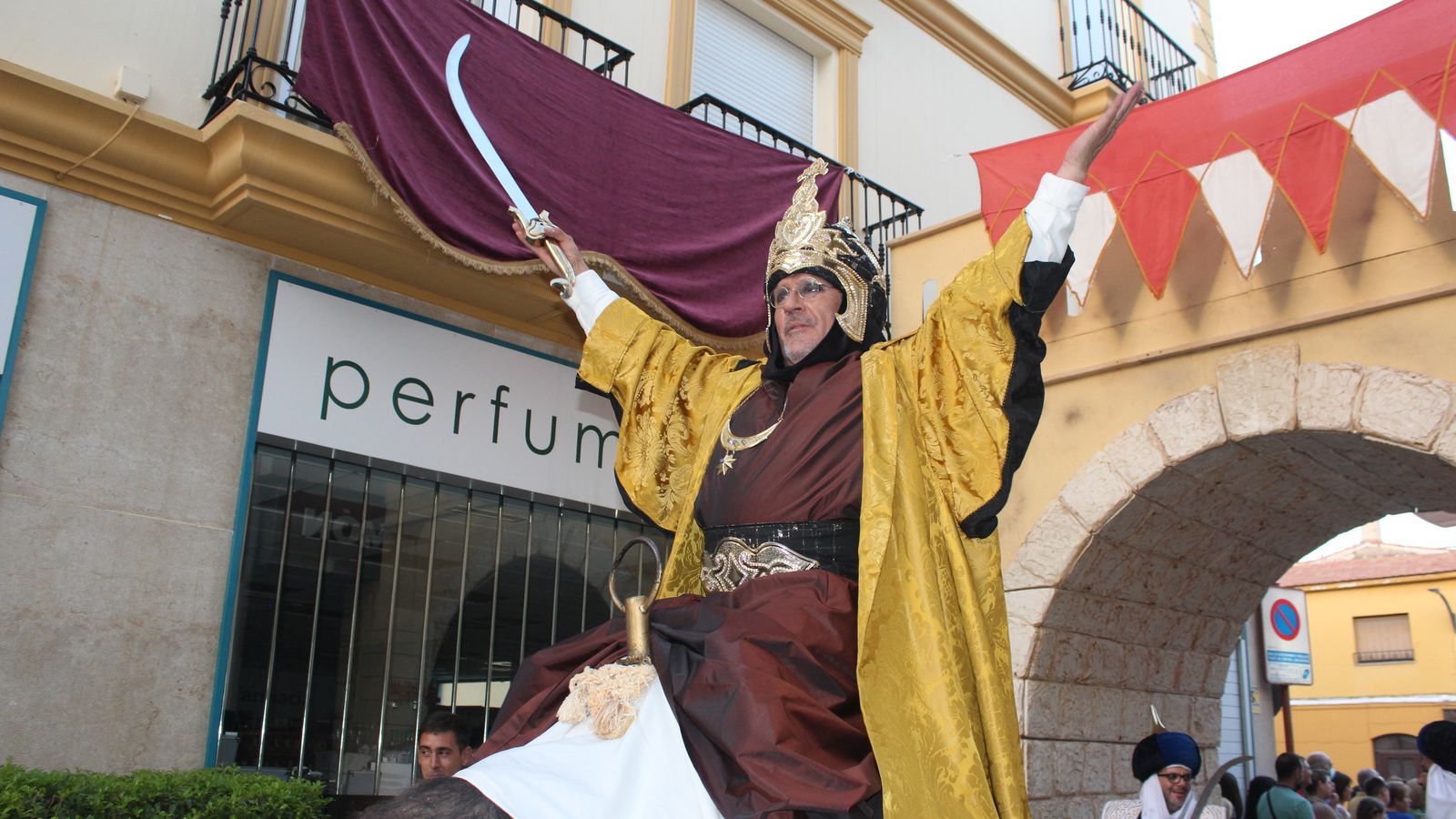 El virrey moro llega a la ciudad en camello.