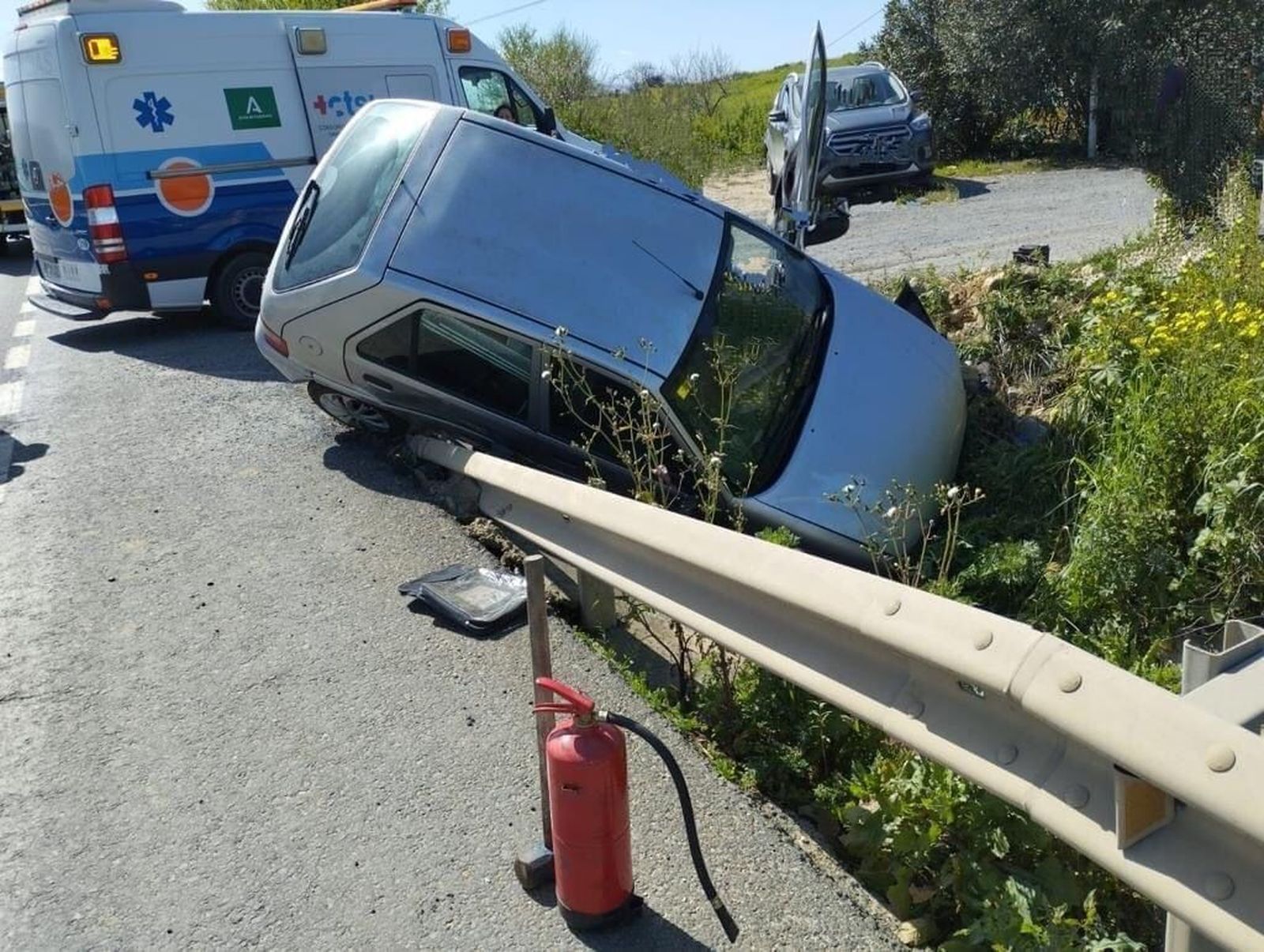 El vehículo caído en una zanja en la carretera.