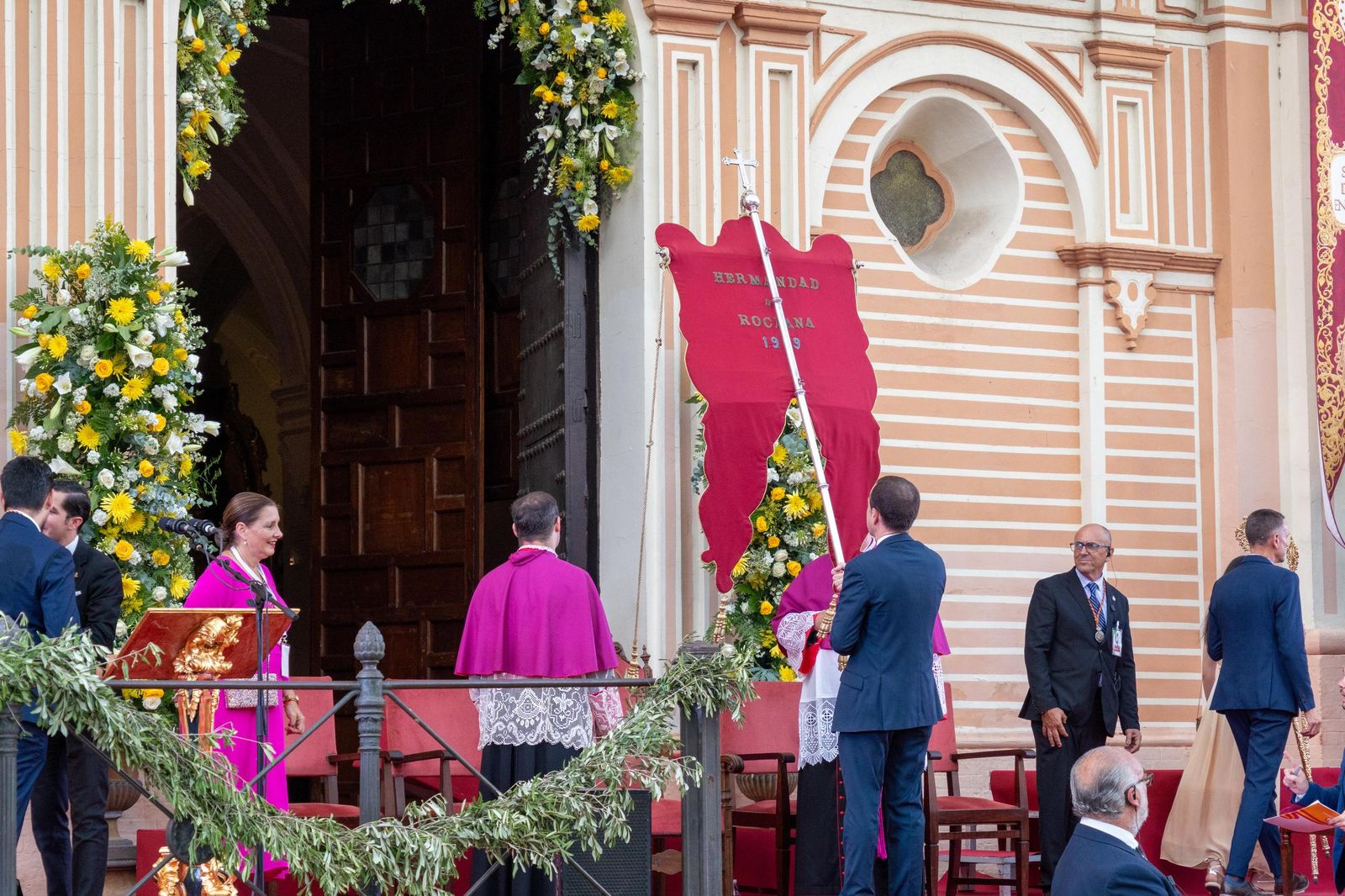 Imágenes del Rosario Jubilar rociero celebrado por las 25 hermandades filiales de la Matriz de Almonte en La Merced