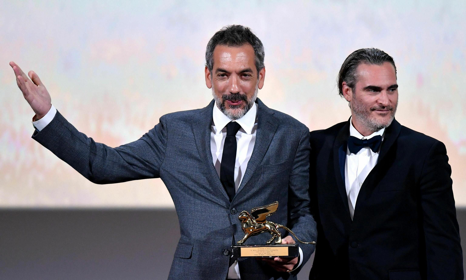 Todd Phillips celebra el León de Oro de la Mostra junto al protagonista de 'Joker', el actor Joaquin Phoenix.