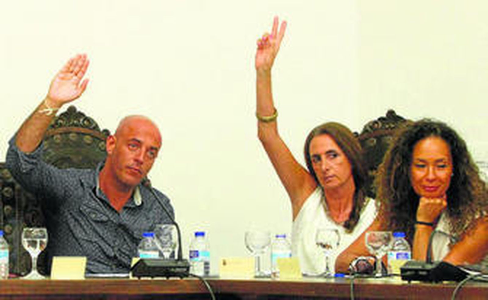 Un instante de la votación, durante el pleno de ayer.