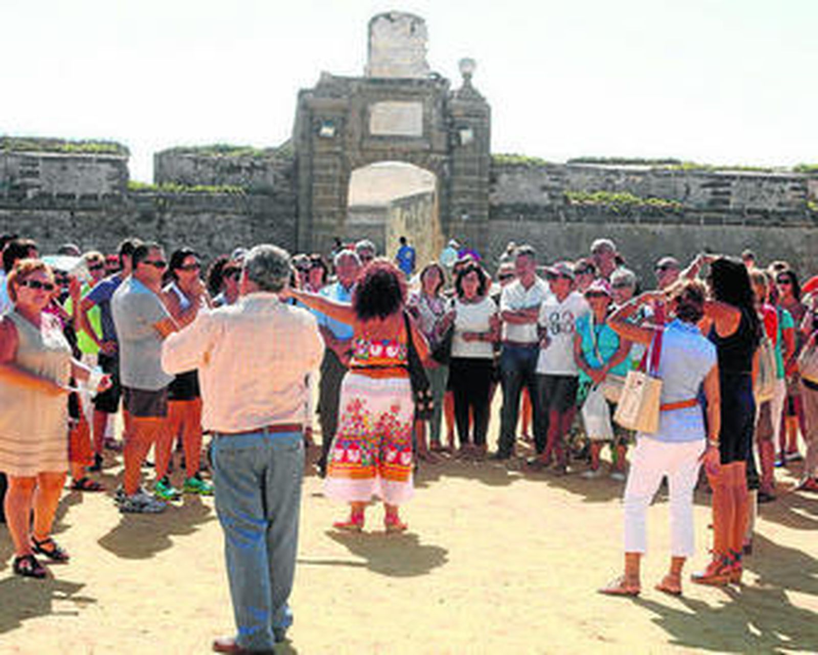 Un grupo de visitantes reciben explicaciones en el castillo.
