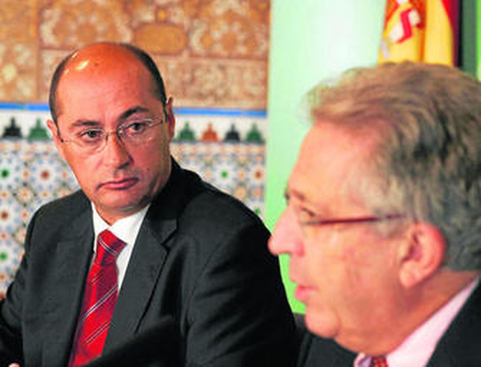 Miguel Corpas observa la intervención de Manuel Lucas durante la rueda conjunta ofrecida ayer.