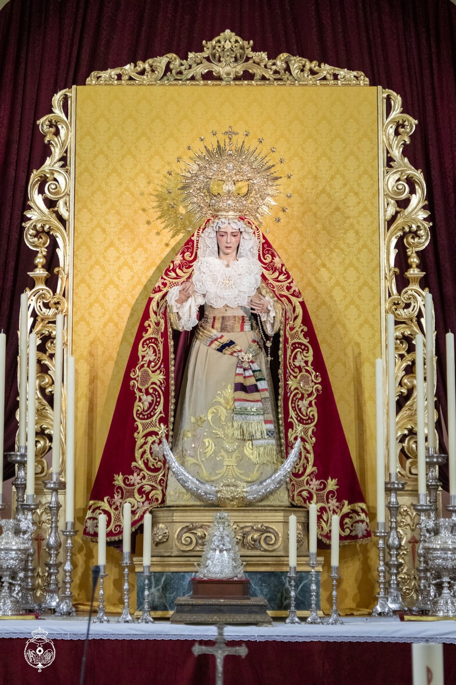 La Virgen del Rocío en su altar de triduo en San Ildefonso
