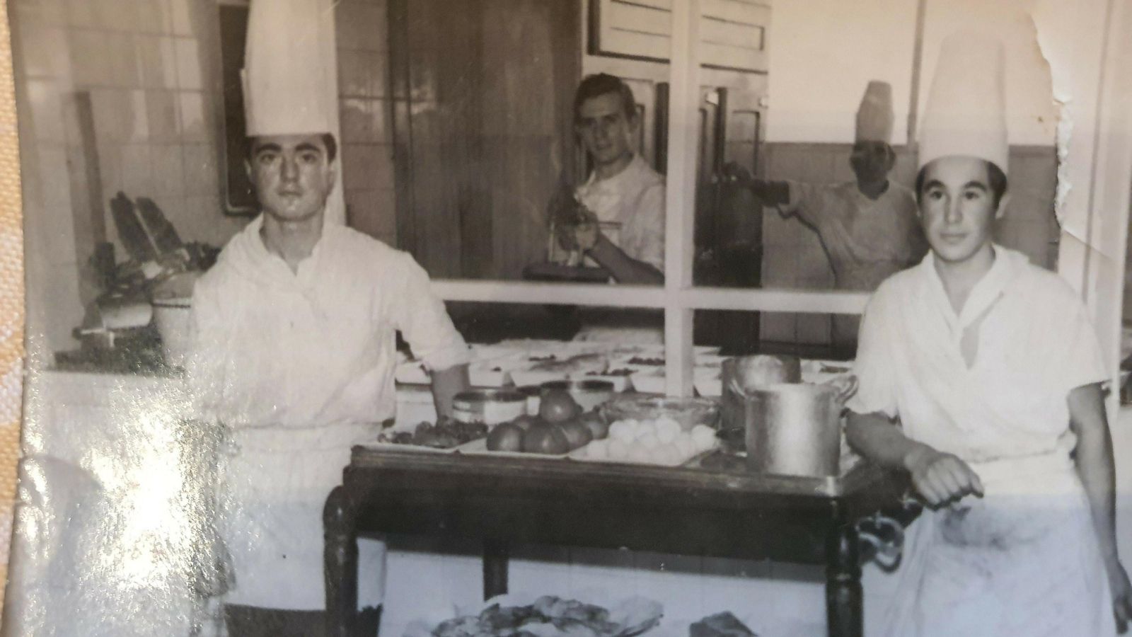 Pepe, a la derecha, en sus primeros años de cocinero