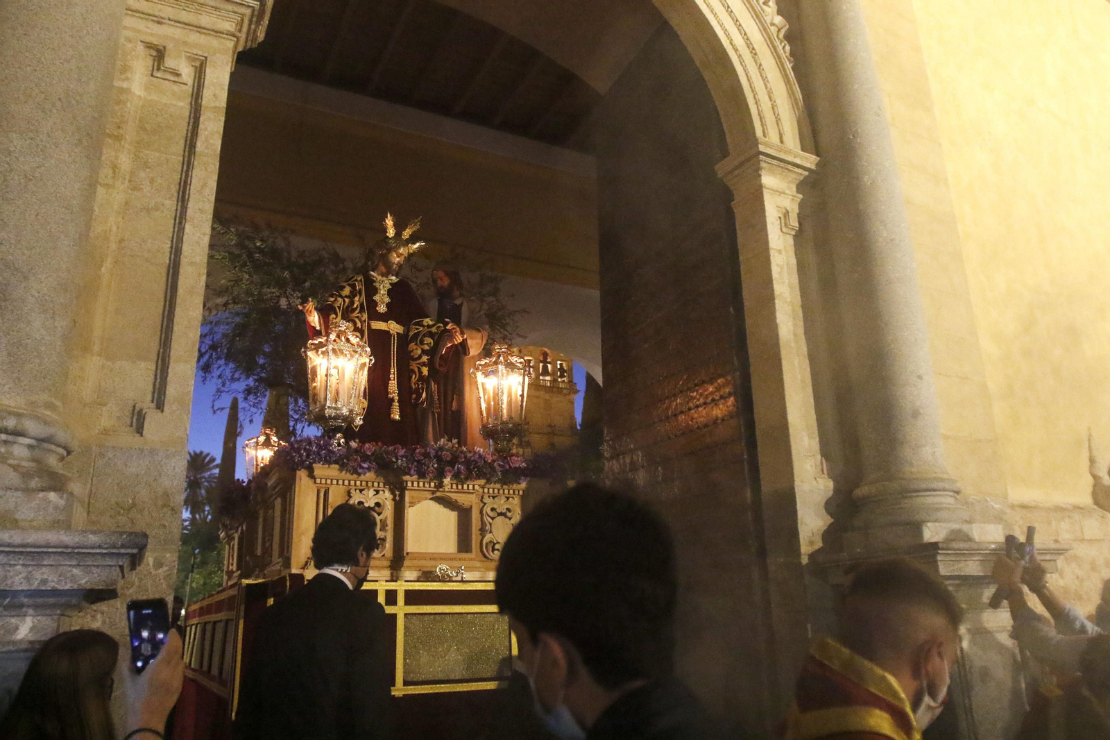 La salida extraordinaria del Señor de la Salud de Córdoba, en imágenes