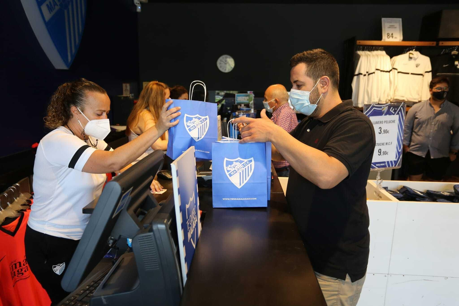 Galería: Los malaguistas, a la caza de la nueva camiseta