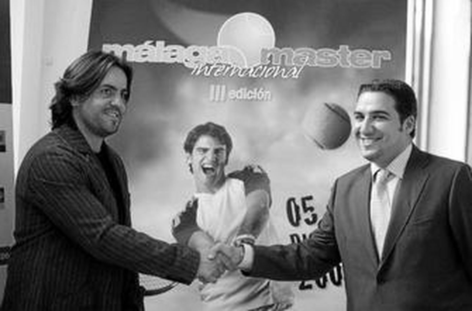 Roberto Carretero, organizador del Málaga Masters, y Elías Bendodo estrechan sus manos.