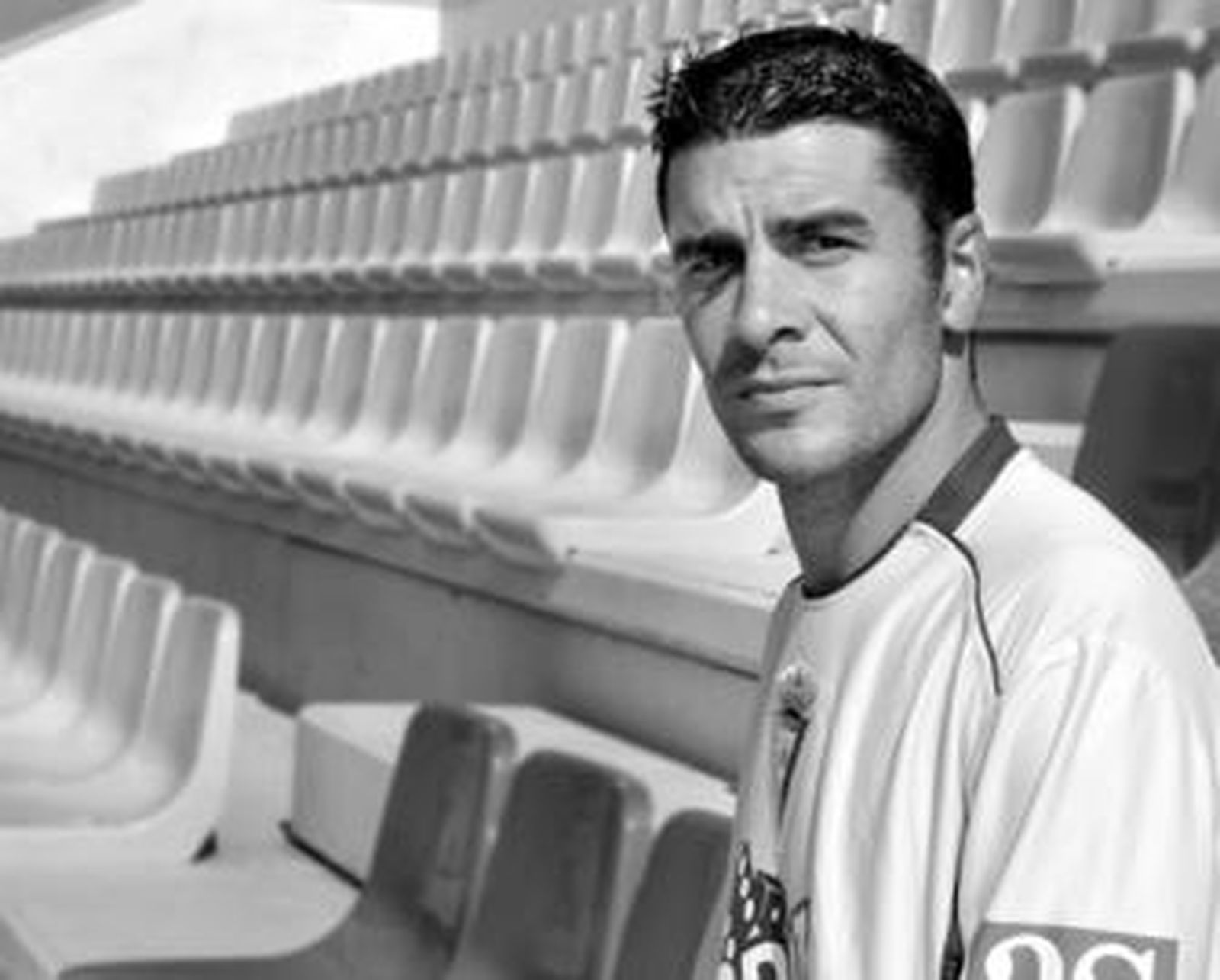 Enrique, posando ayer en el graderío del campo principal de El Rosal.