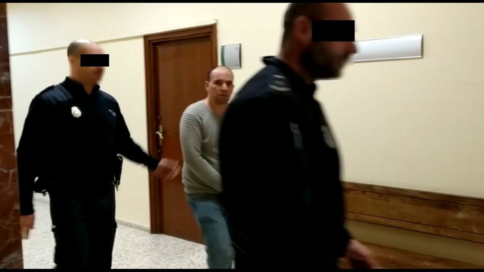 FS.G.S., el presunto autor del asesinato, es conducido a la sala de vistas.