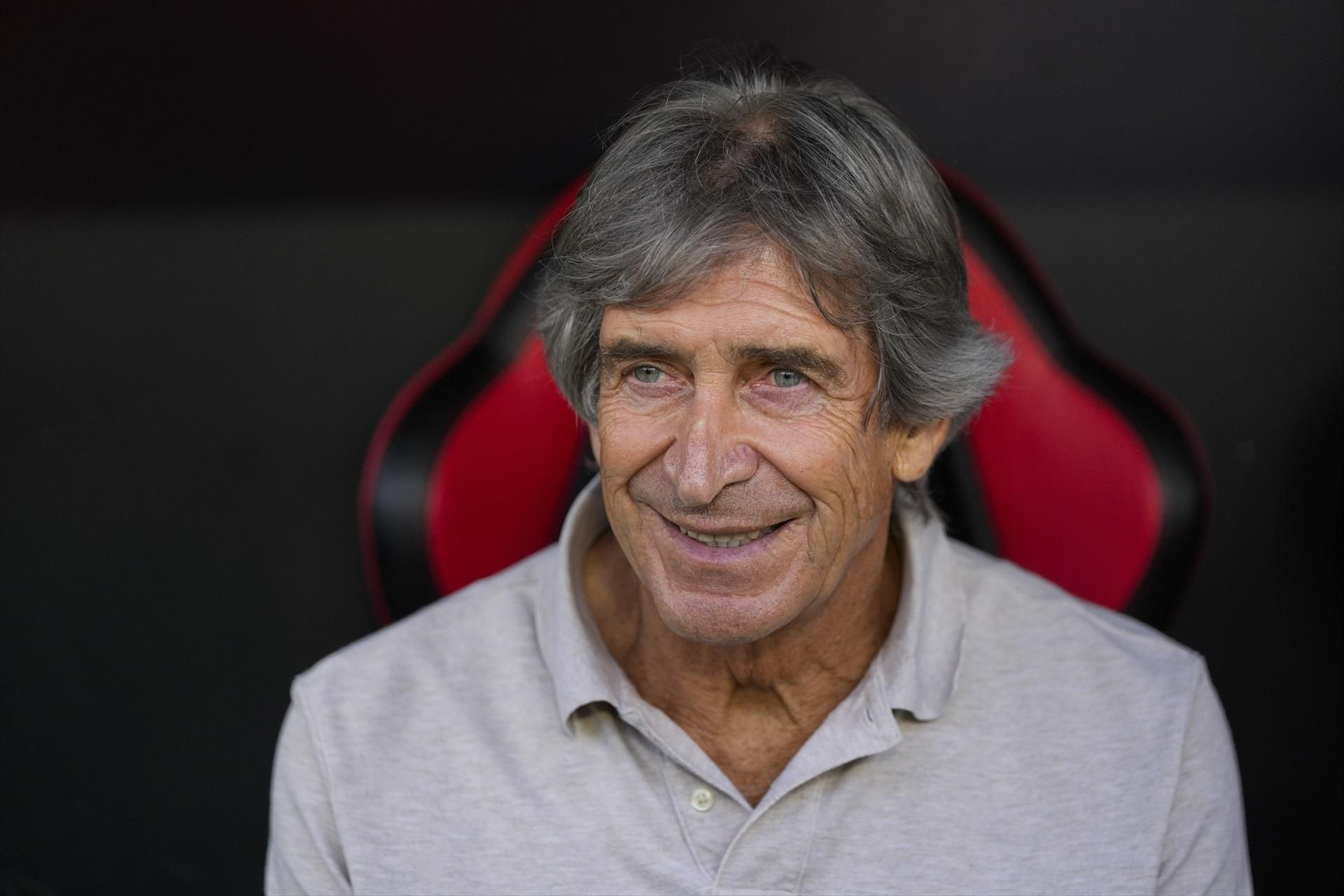 Manuel Pellegrini sentado en el banquillo del Ramón Sánchez-Pizjuán