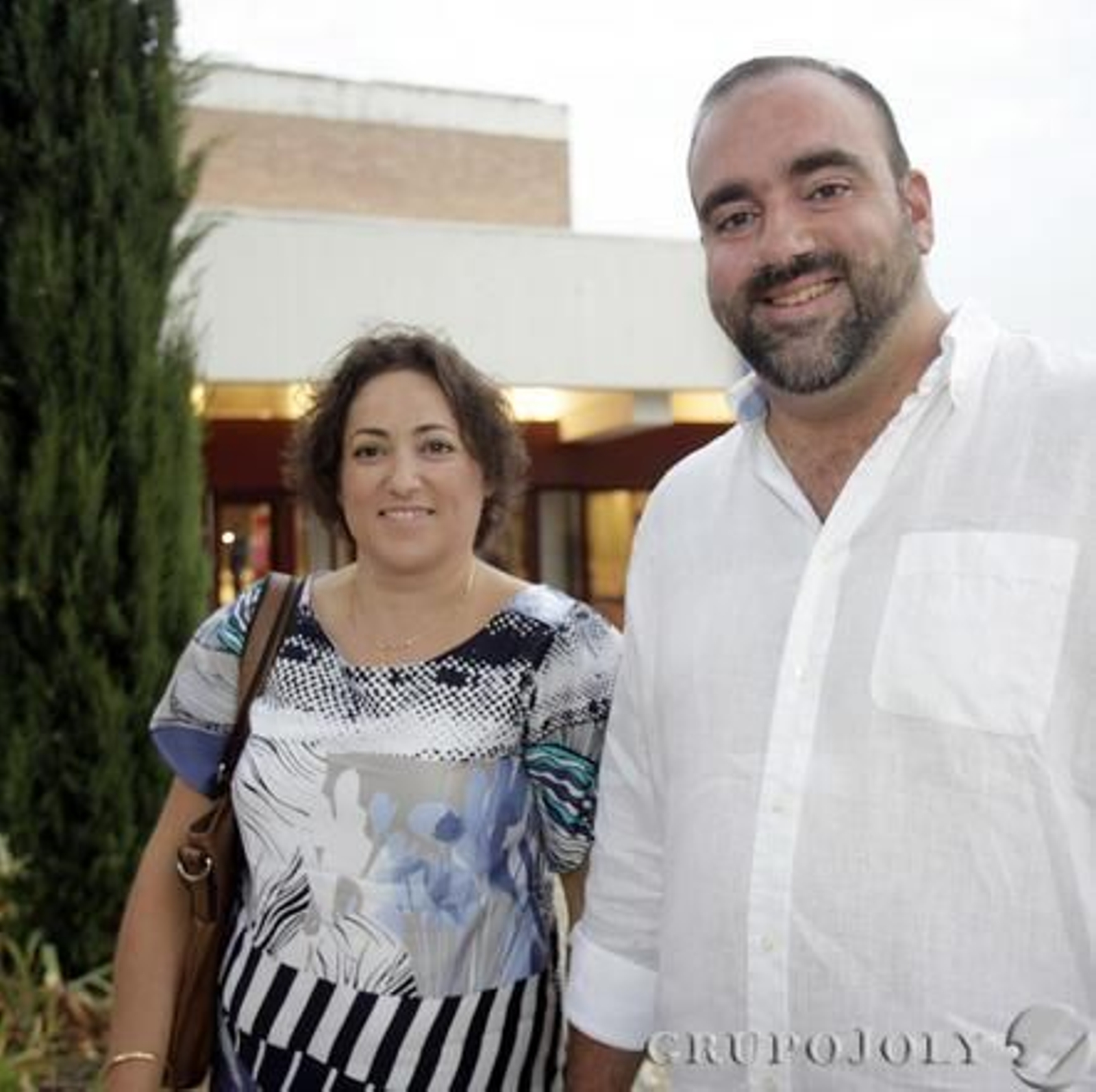 La parlamentaria andaluza por IU, Mari Carmen Pérez junto con el portavoz del grupo municipal de IU, Francisco Puentedura. 

Foto: Pepe Villoslada-Lucia Rivas