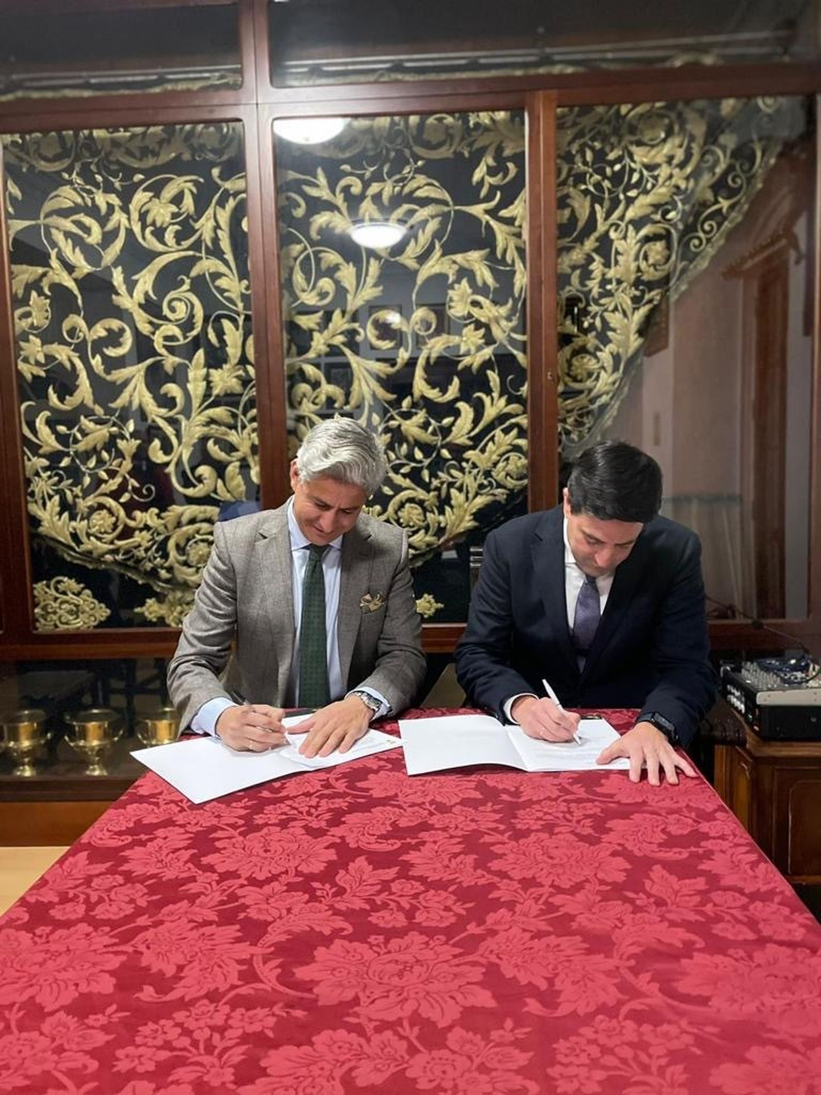 Firma del contrato entre ambas partes