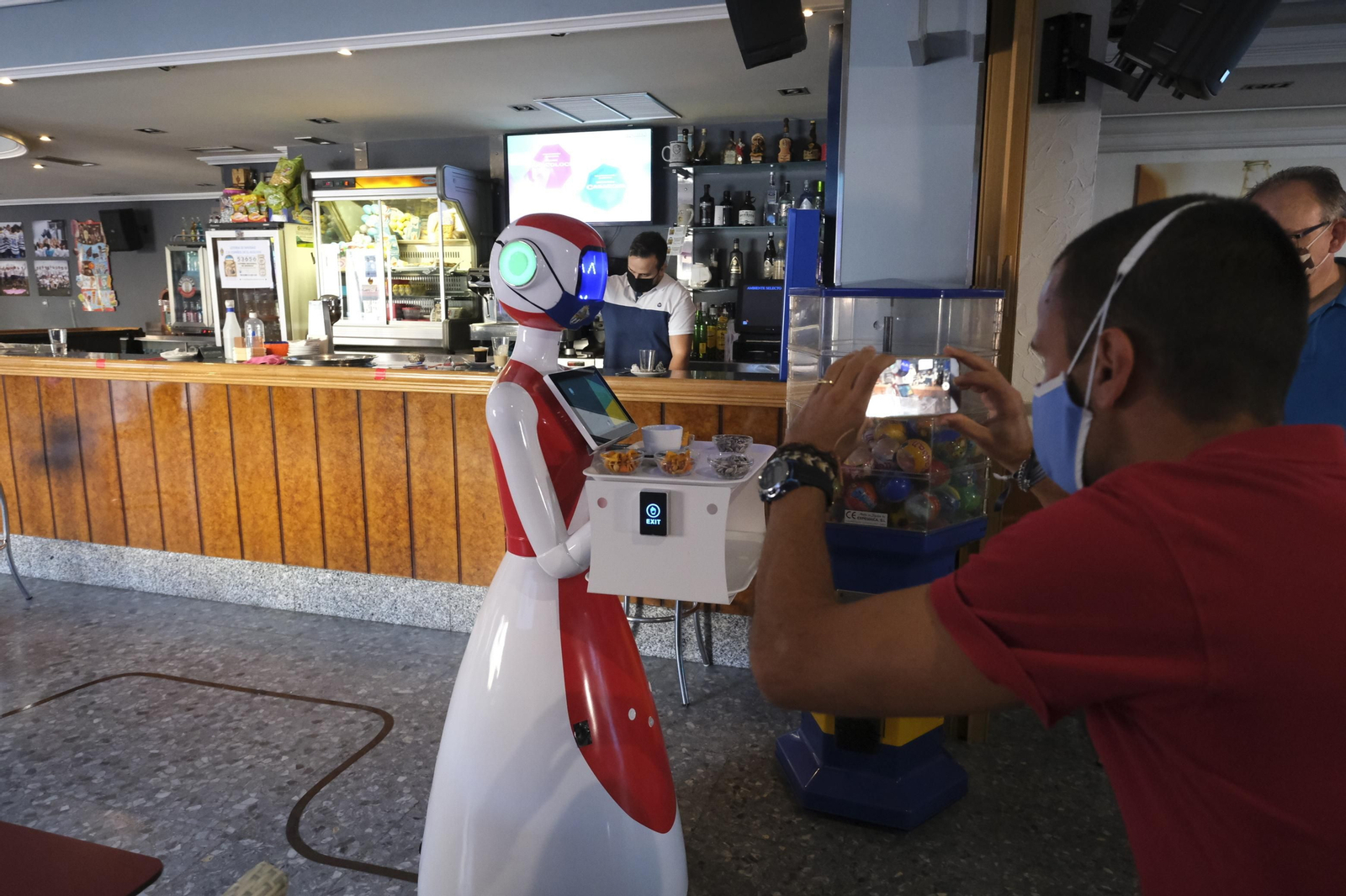 Fotogalería de Herbelita, la robot camarera de El Alquián.