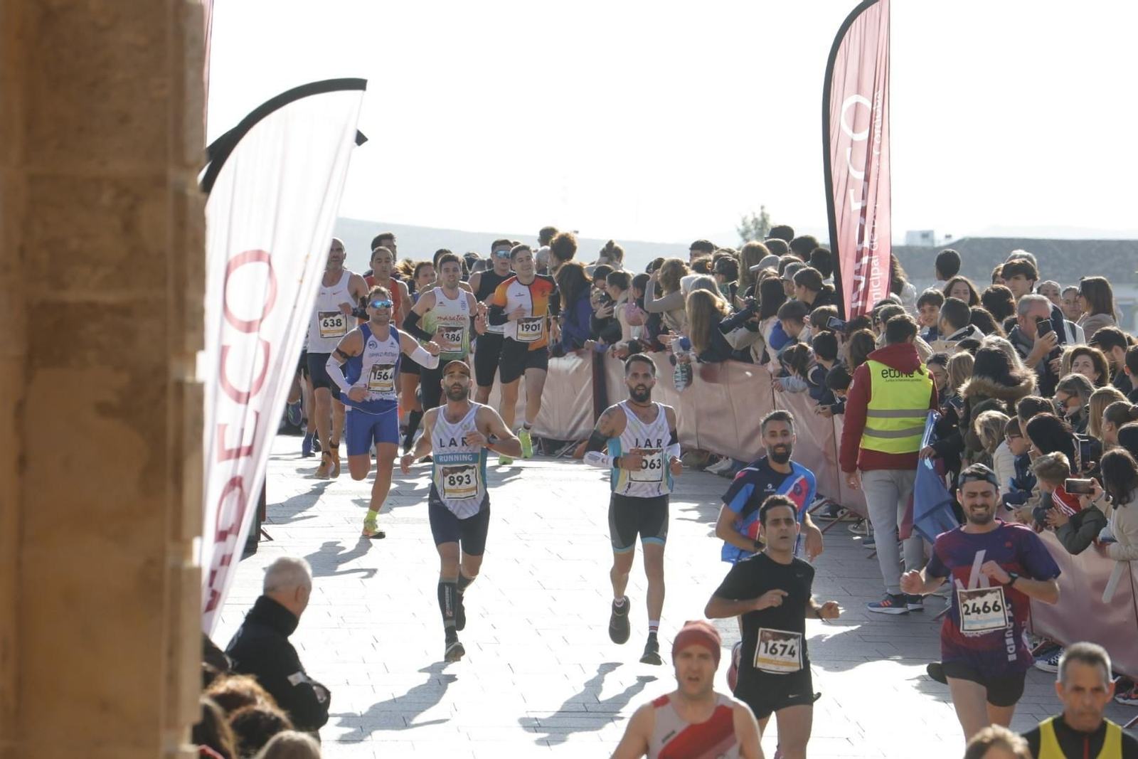 Media Maratón de Córdoba 2023: La gloria de cruzar la Puerta del Puente, en imágenes