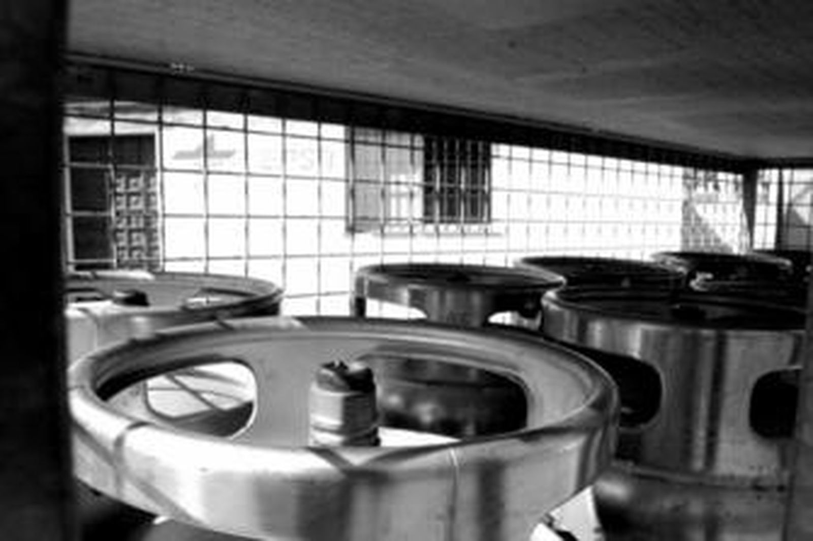 Botellas de butano vacías acumuladas en una gasolinera de Algeciras, ayer.