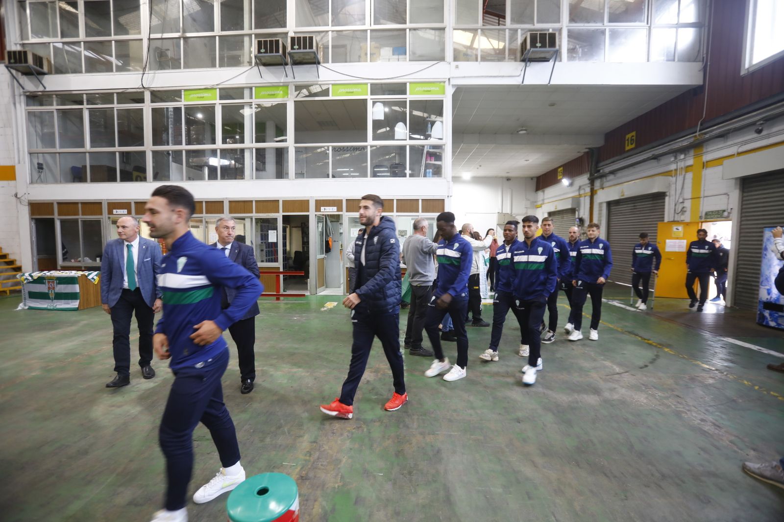 La visita institucional del Córdoba CF a Supermercados Piedra, en imágenes