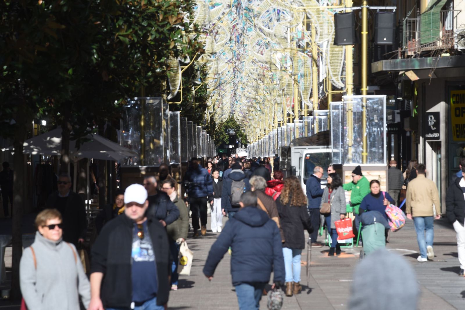 Numerosas personas caminan por la calle Cruz Conde.