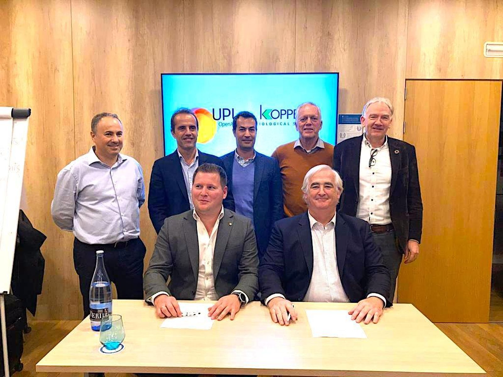 De izquierda a derecha, Boaz Oosthoek y José Buendía, responsables de negocio de Koppert España y UPL Iberia, acompañados por directivos de ambas empresas firman el acuerdo de colaboración.