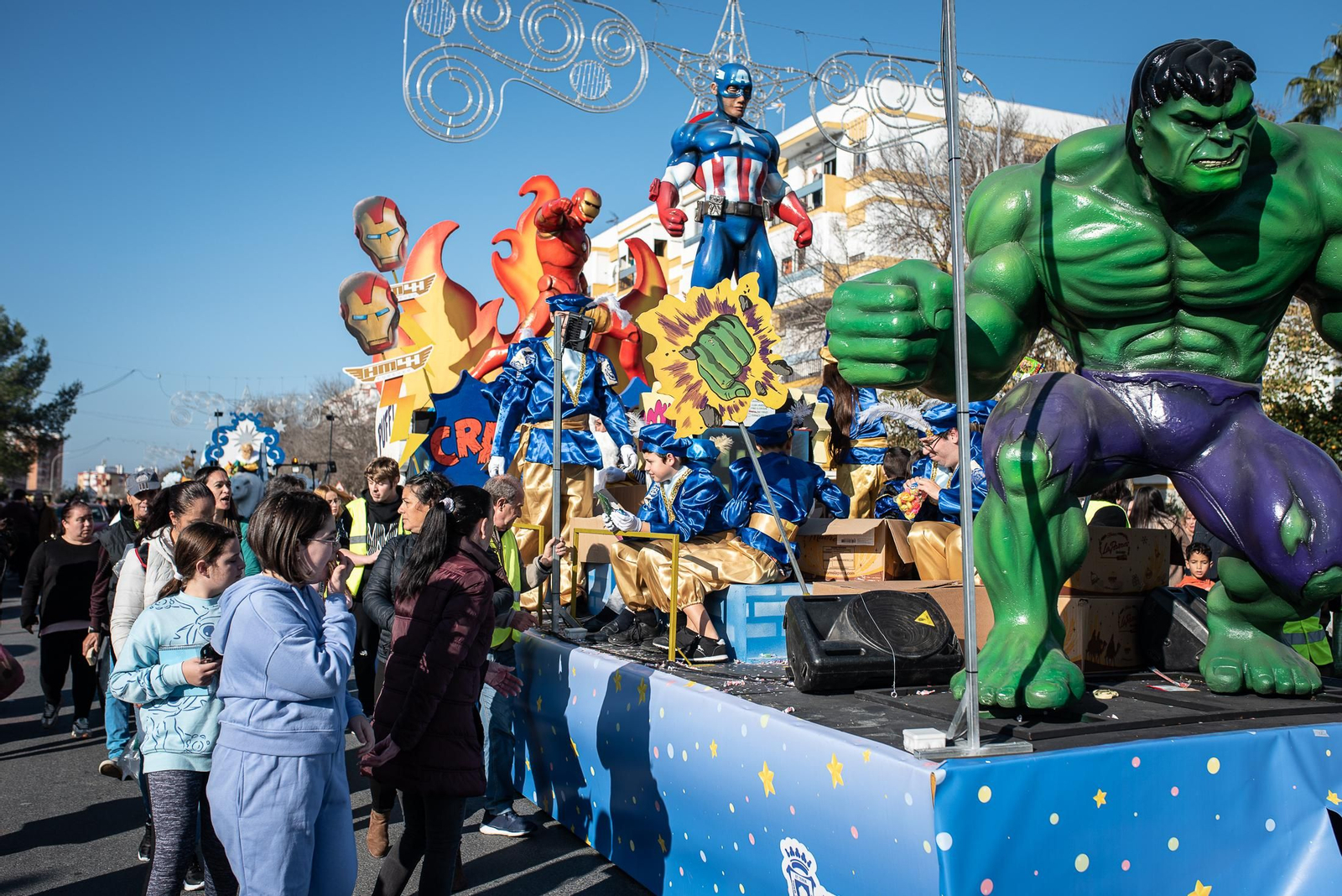 Los Reyes Magos traen la ilusión a los barrios de Huelva, en imágenes