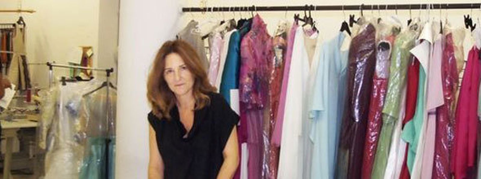 La diseñadora almeriense en su taller del Paseo de Almería. / EL ALMERÍA