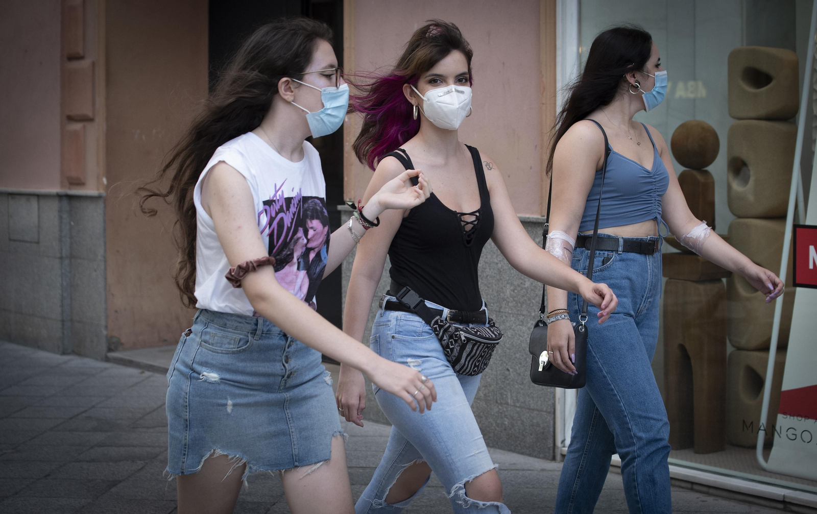 Mascarillas en Sevilla: de elemento sanitario a complemento de moda