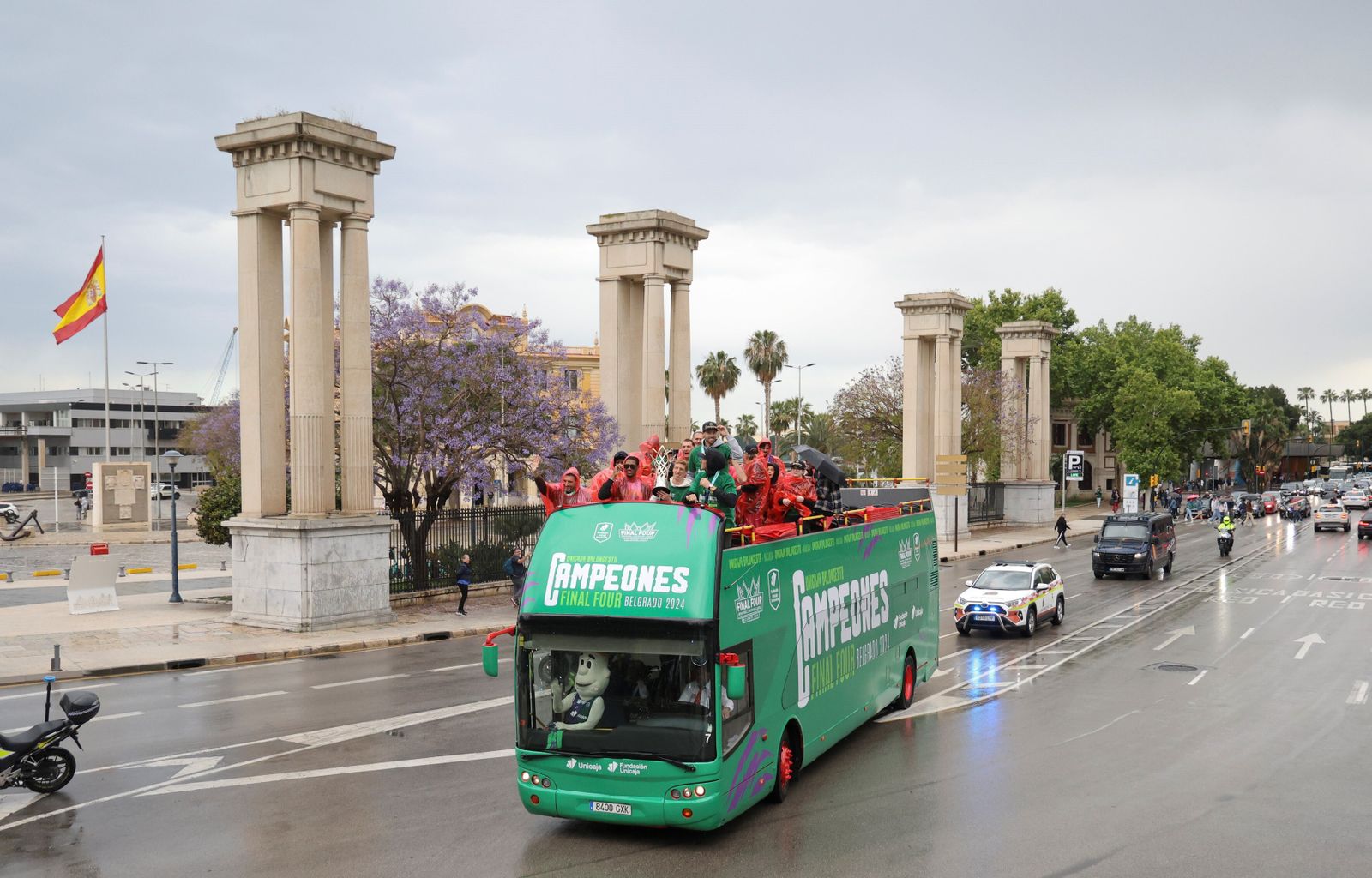 El Unicaja celebra en las calles de Málaga el título de la BCL