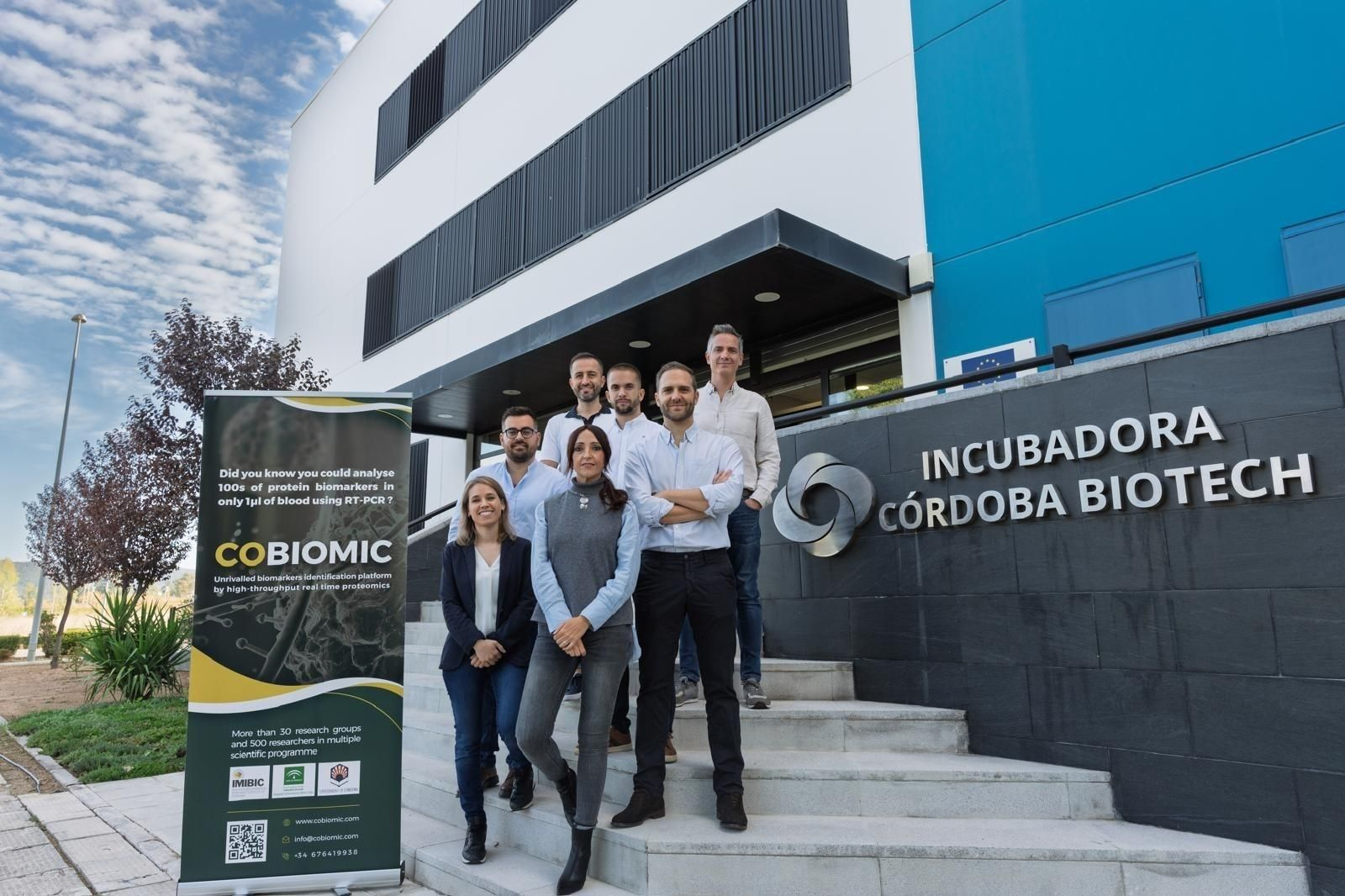 Imagen de archivo del equipo de Cobiomic, en la entrada principal de la incubadora Córdoba Biotech.