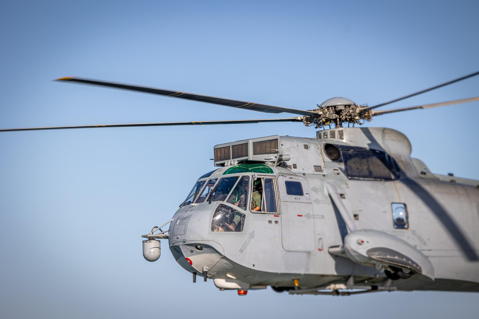 Imágenes del vuelo de despedida de los 'Sea King'  de la Quinta Escuadrilla de la FLOAN de la Armada por la Bahía de Cádiz
