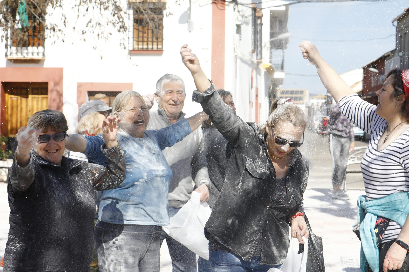 La batalla de la harina de Ochavillo del Río, en imágenes